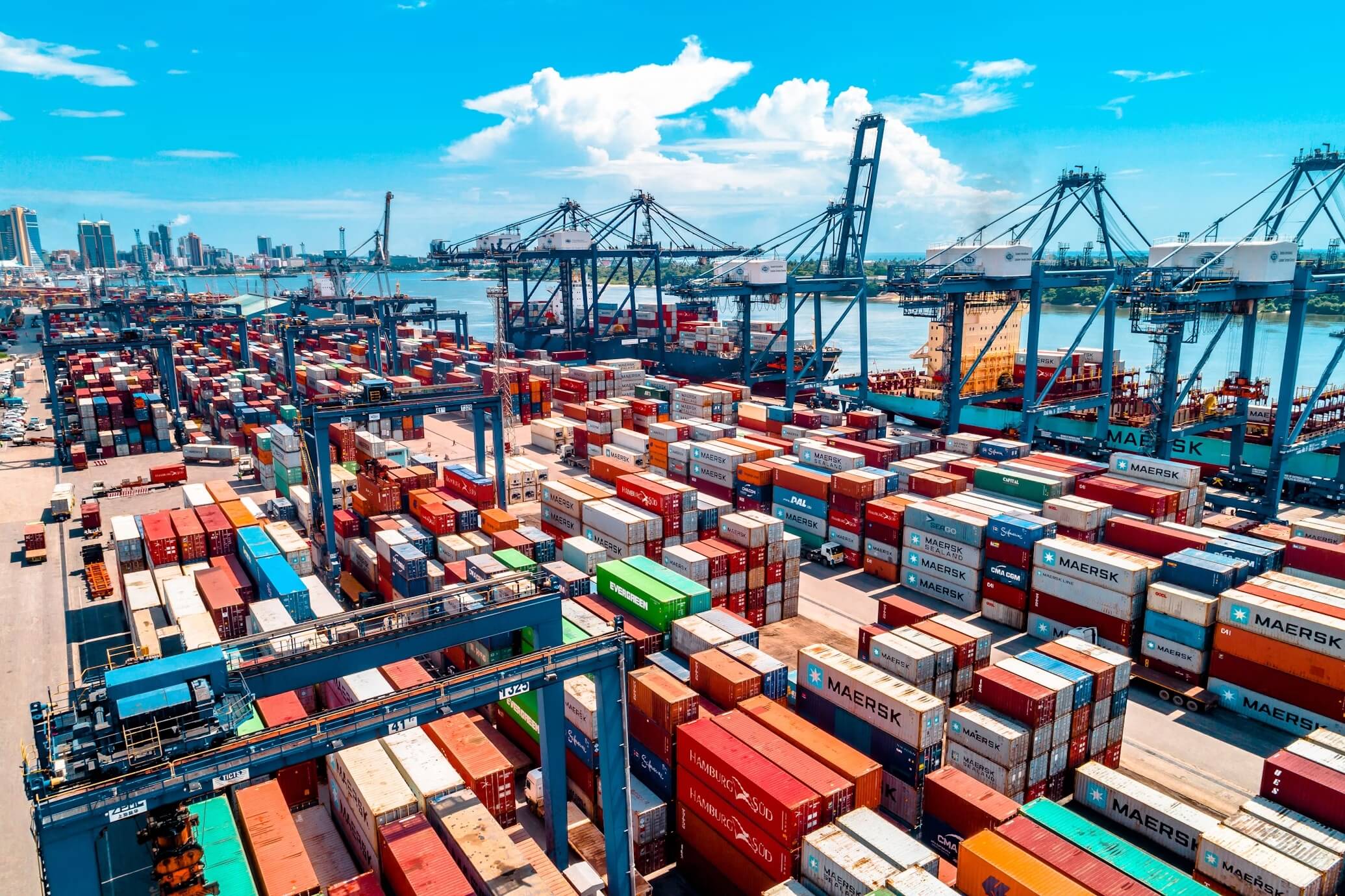 What is Port-to-Port Shipping and How Does it Work